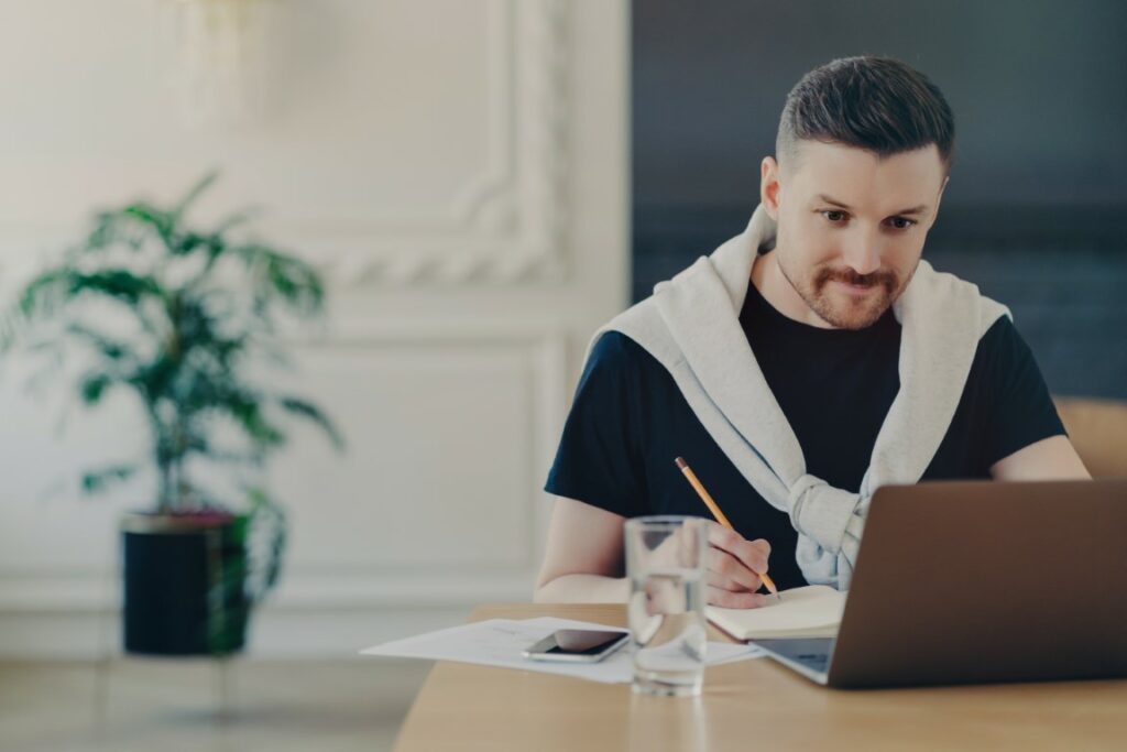 male-office-worker-looking-at-laptop-and-making-no-2022-02-22-15-38-08-utc (Mediana)