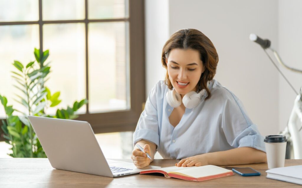 woman-working-in-the-office-2022-10-07-21-29-36-utc (Mediana)