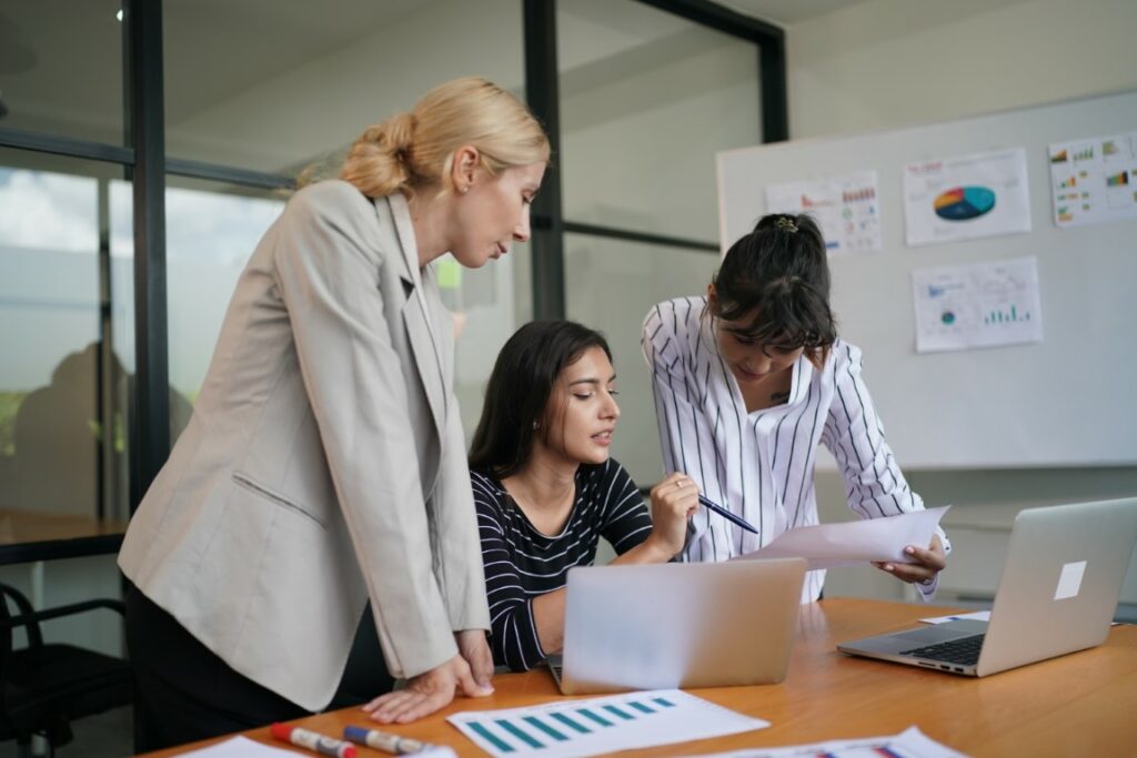 young-businesswoman-working-at-at-office-2022-10-11-20-06-24-utc (Mediana)